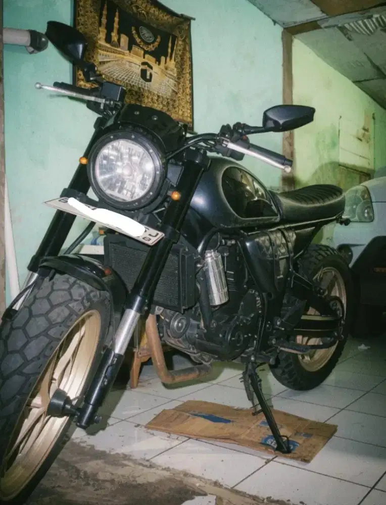 Kawasaki Z250sl mono
tahun 2014

Custom japstyl
