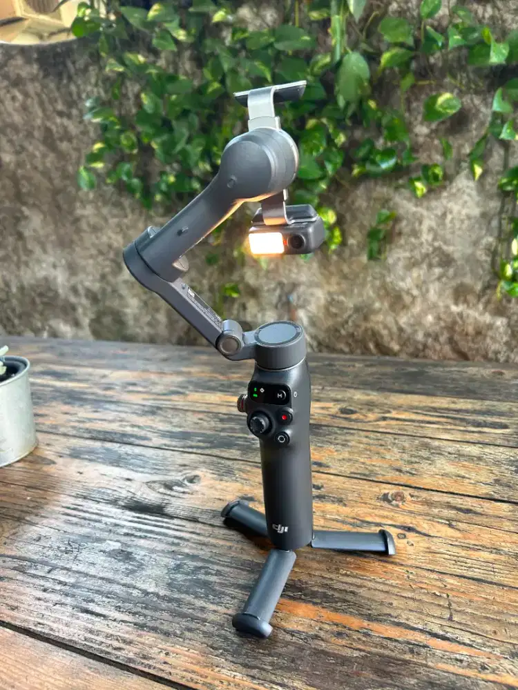 DJI Osmo Mobile 7P Stabilizer Smartphone Mulus Lengkap Box Like New