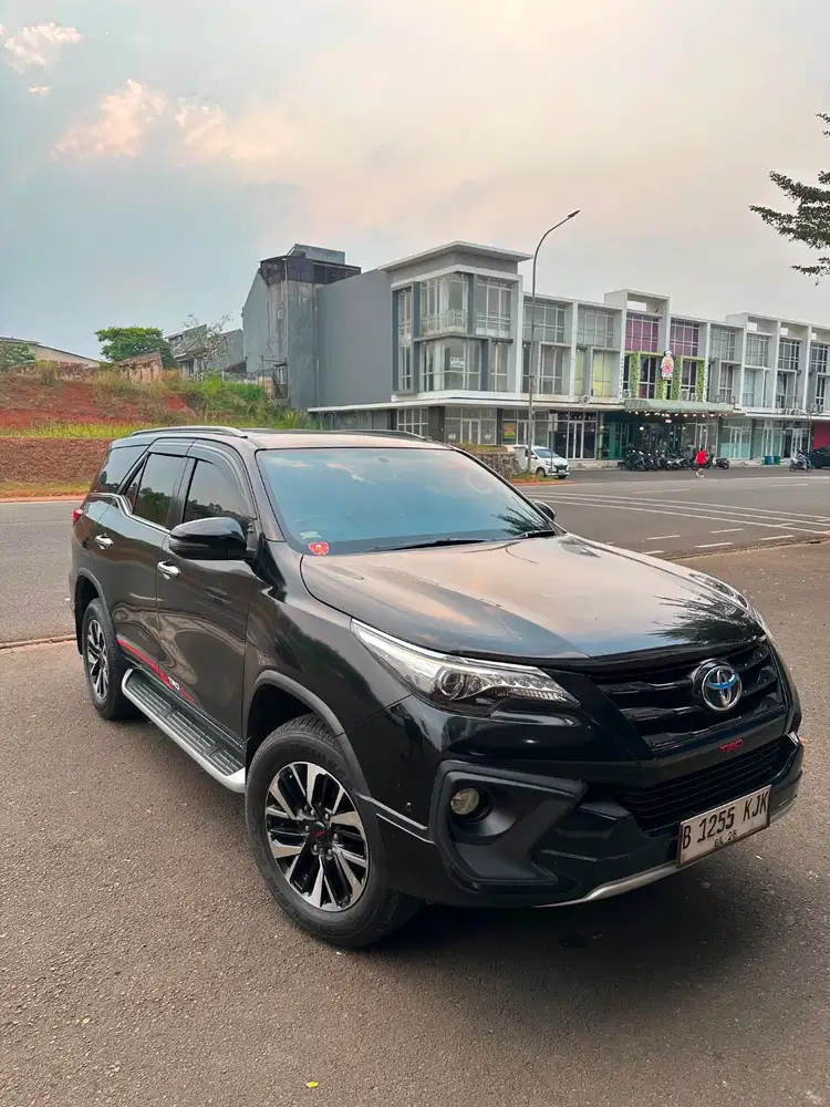 DIJUAL TOYOTA FORTUNER TRD SPORTIVO 2018 – HITAM