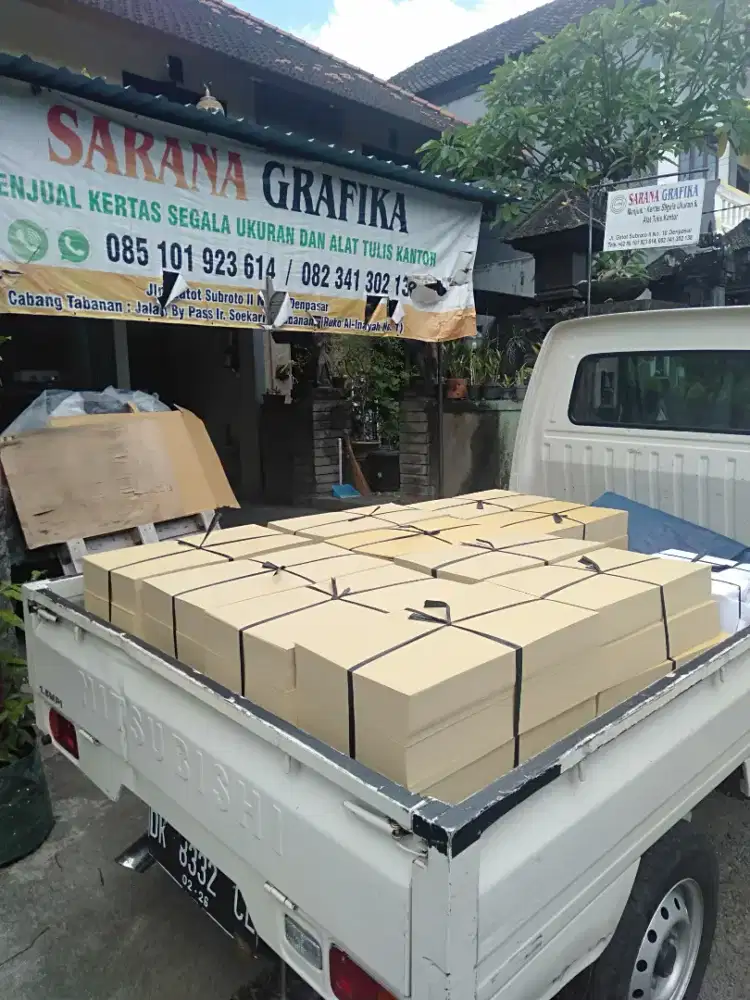 Karyawan toko kertas