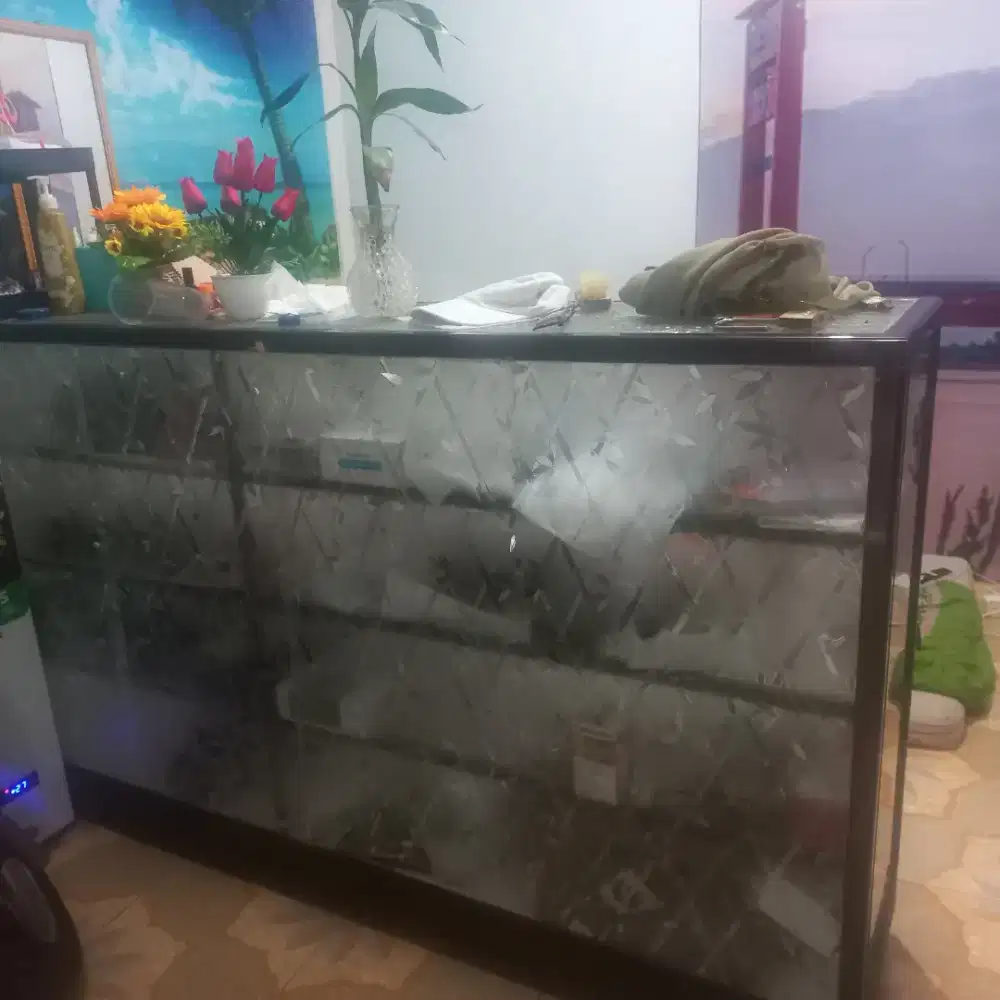 Etalase aluminium hitam
