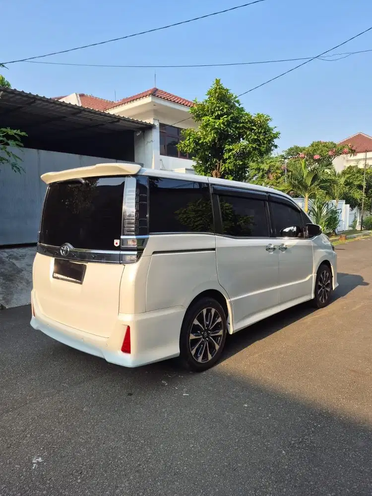 Dijual: Toyota Voxy 2019 AT Putih