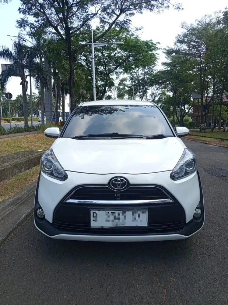 TOYOTA SIENTA V MATIC 2017 PUTIH