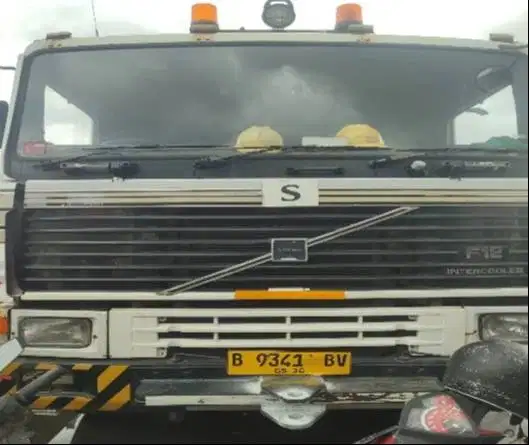 Dilelang Unit TRACKTOR HEAD  VOLVO