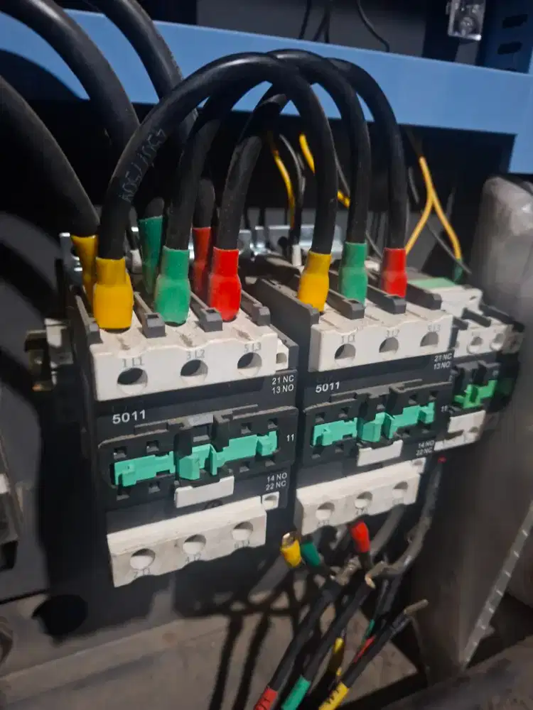 Jasa service alat elektronik dan jasa pembuatan program.