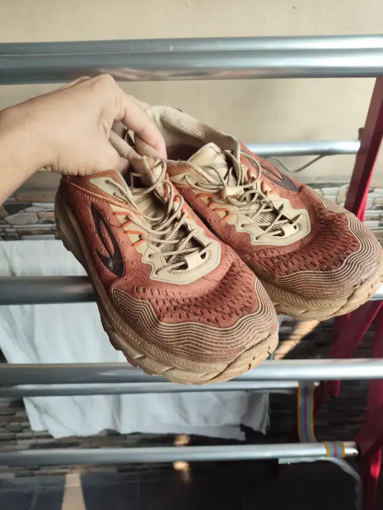 Sepatu trail running size 45 nine teen jezero