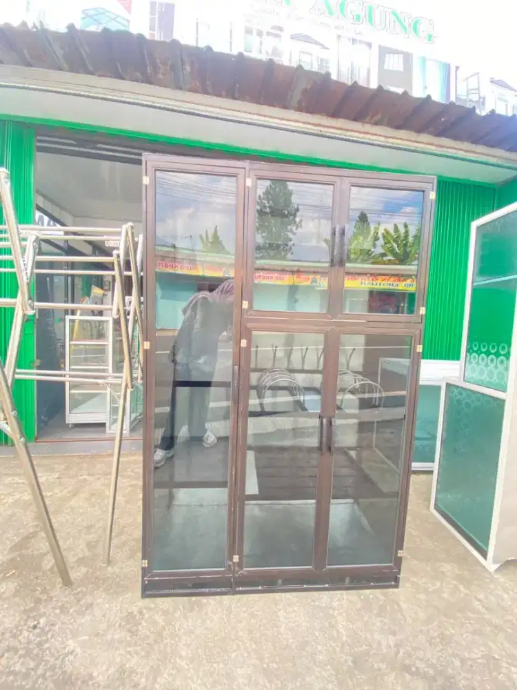 Lemari piring 3 pintu kaca transparan