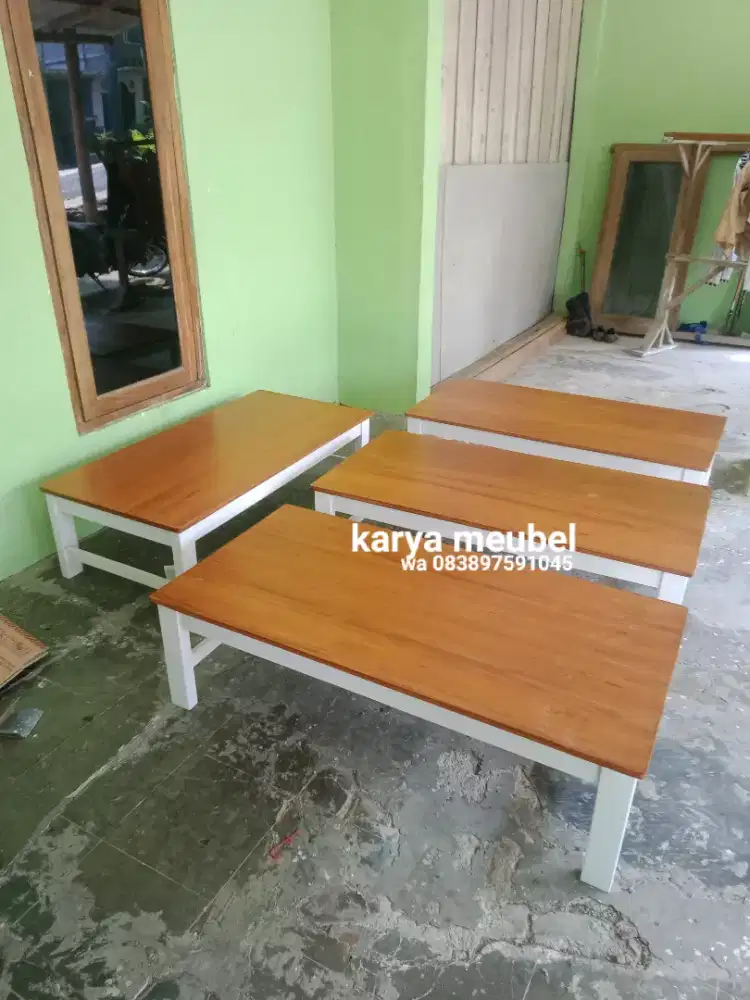 Meja lesehan warung