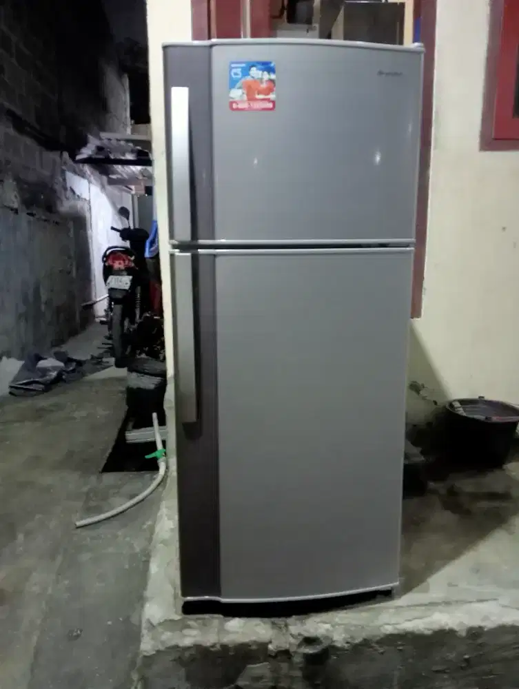 Di jual kulkas Sharp 2 pintu