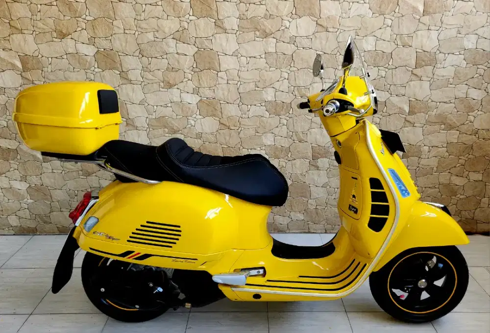 Vespa GTS 150 Iget Facelift Like New Condition Low Kilometer Full Acc