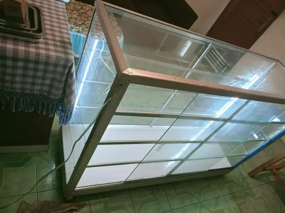 Etalase roda, empat tingkat,150x100x50, 2 lampu, nego tipis