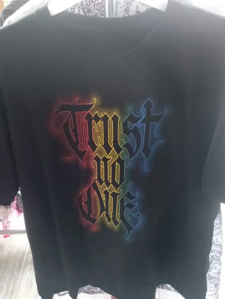 Dijual kaos TRUS NO ONE SCROOGE MARLEY PARIS CHAMP DE MARS ...