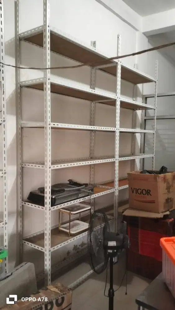 Rak tinggi 3,5 m panjang 2m lebih kurang, lebar 4cm. Ada 8 unit
