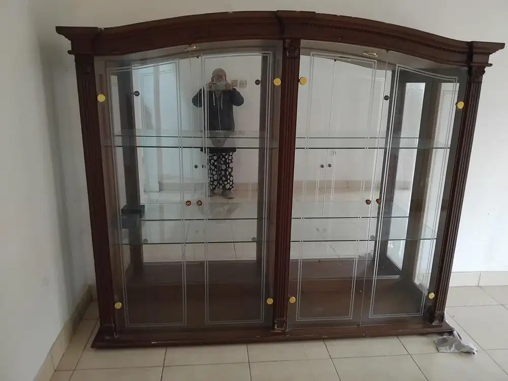Jual cepet lemari pajangan buat diruang tamu
