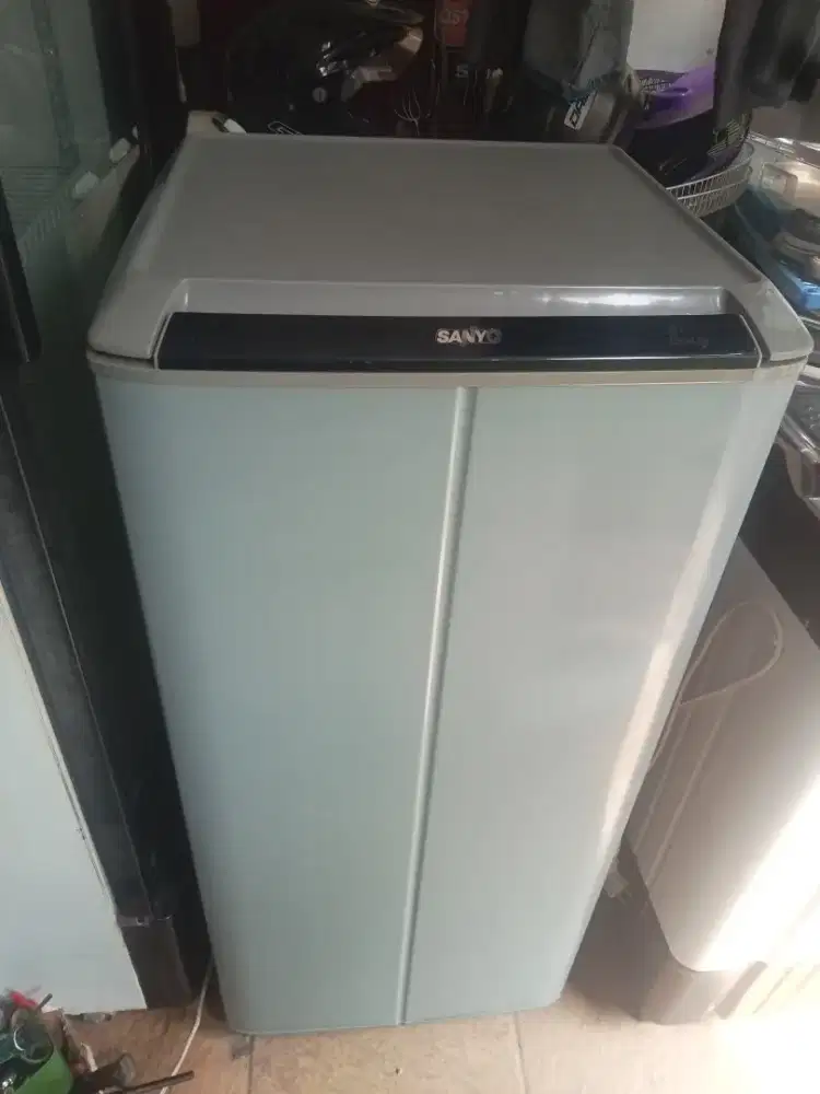 Kulkas 1 pintu sanyo normal dingin beku orisinil pabrik nego tipis