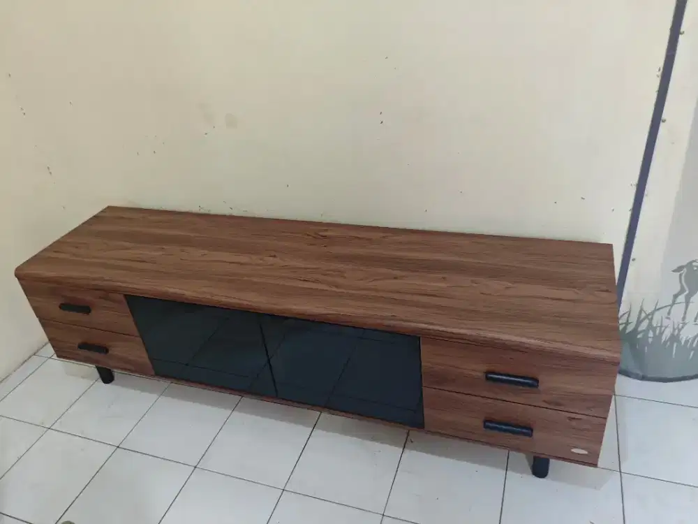 MEJA TV MORGEN  STAND SERI WALNUT 180CM  BARU PAKAI 11 BULAN PEMAKAIAN