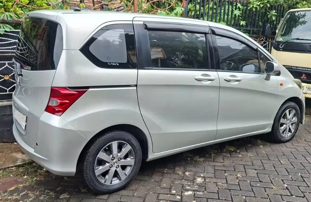 DIJUAL HONDA FREED 2010 MATIC MULUS TIDAK PERNAH KENA BANJIR AMAN