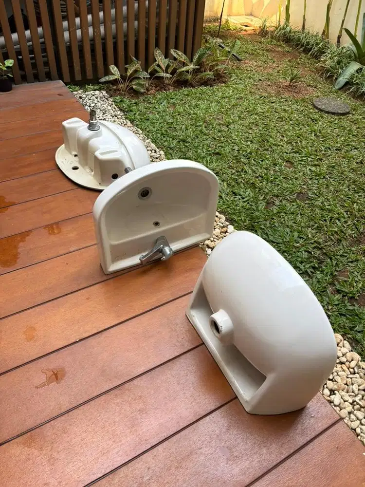Dijual Wastafel Bekas (3 Unit) - Kondisi Masih Bagus