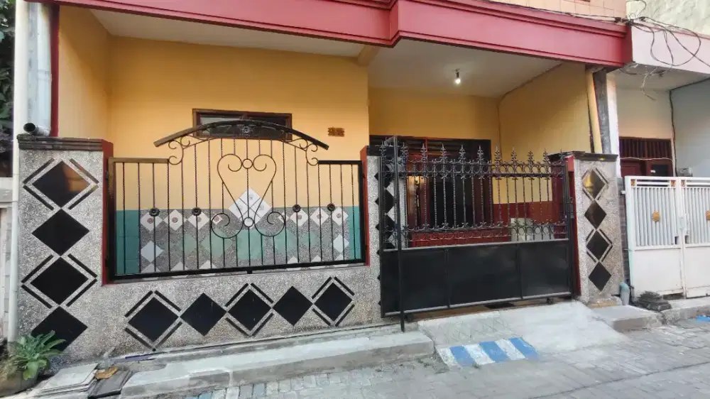Disewakan rumah lokasi strategis dekat Masjid Agung Sby, Trans Icon