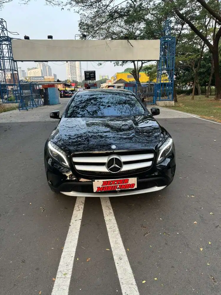 (Dp 50 jt) Mercedes GLA 200 Matic 2016 kondisi mesin body istimewa