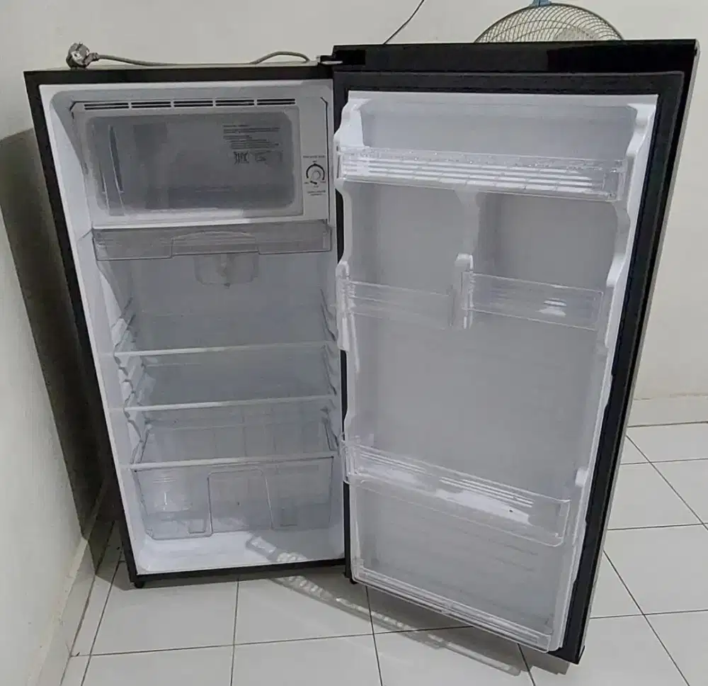 Kulkas Sharp 1 Pintu Black 80Watt