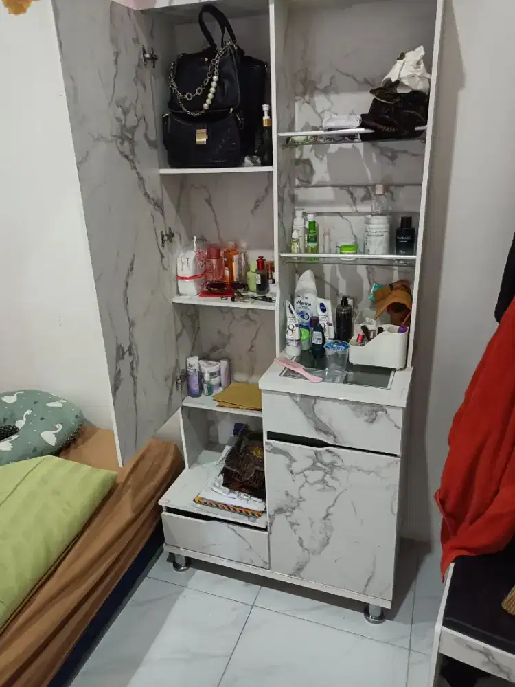 Di jual lemari hias masih bagus banget