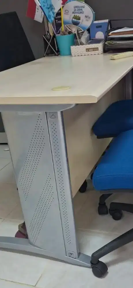 Meja kerja kantor besi