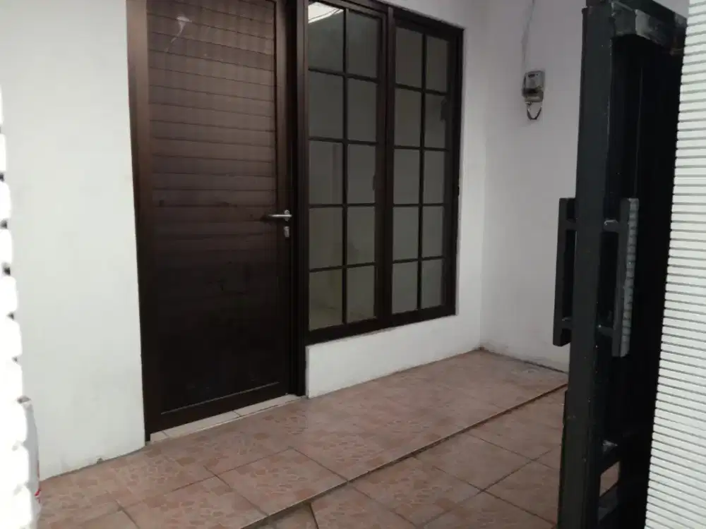Di Kontrakan Rumah Daerah Meruya