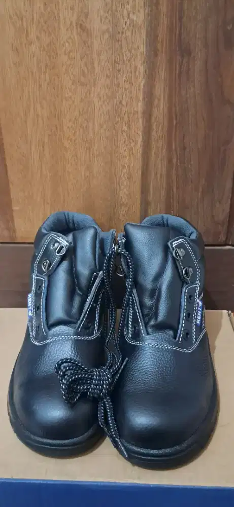Sepatu safety KENT