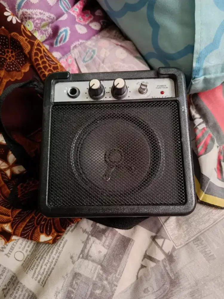 Dijual Ampli Gitar Mini Portable simple mudah dibawa kemana mana