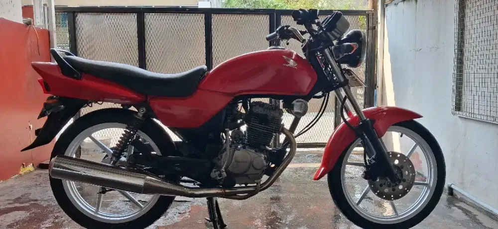 Honda megapro 2005 merah