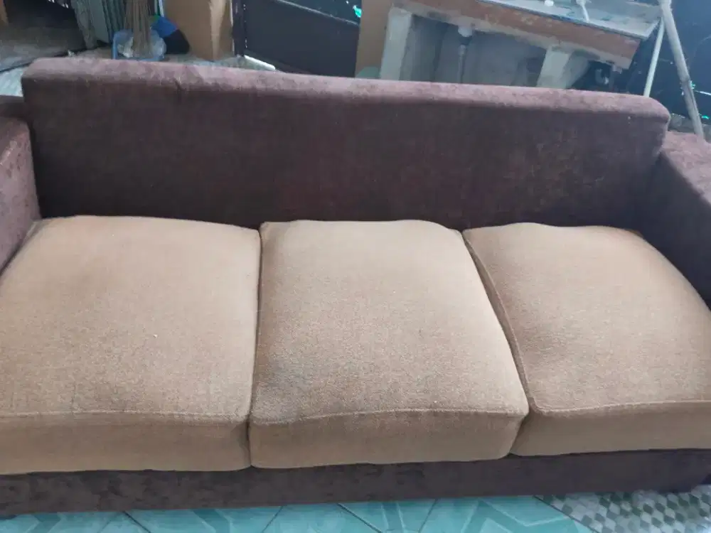 Sofa nego warna coklat