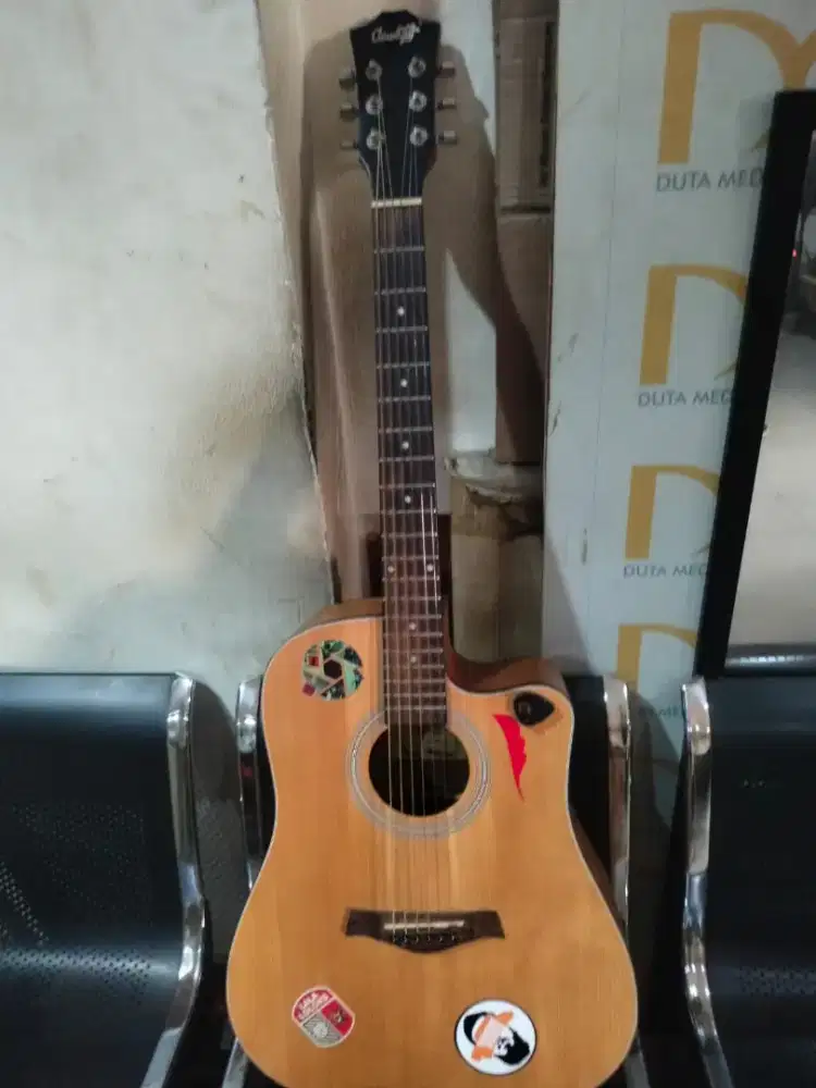Di jual gitar dan kajon
