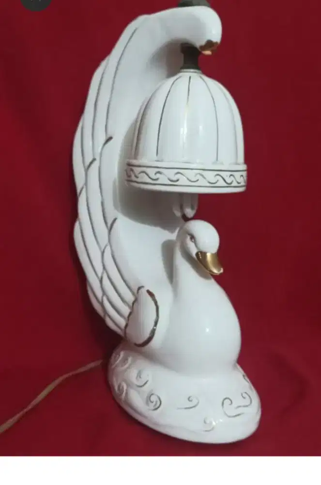 Lampu meja angsa putih