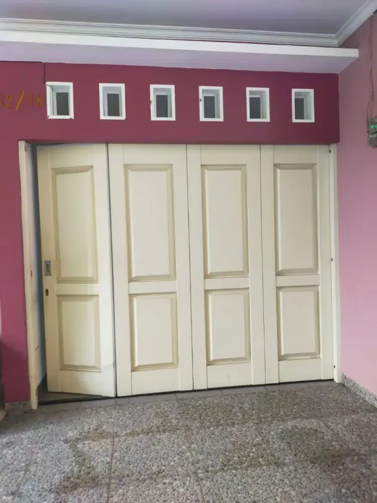 Pintu Garasi Indoor