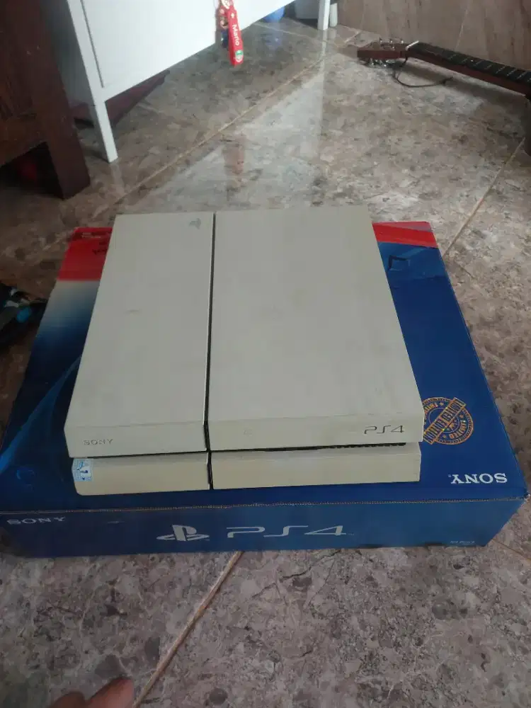 Playstation 4 / 500 GB (White)