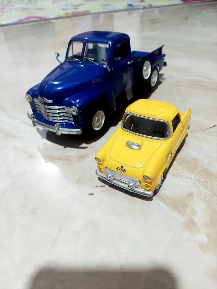 Koleksi mobilan anak chevrolet 3100 & fordthunderbird 55
