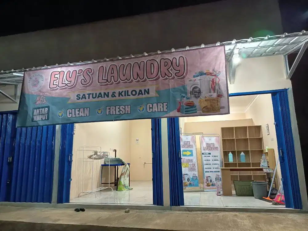 Karyawan laundry cuci setrika