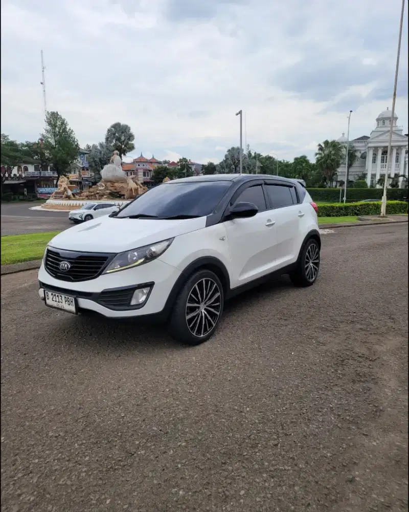 Kia Sportage LX-AT 2.0.  Non sunroof.