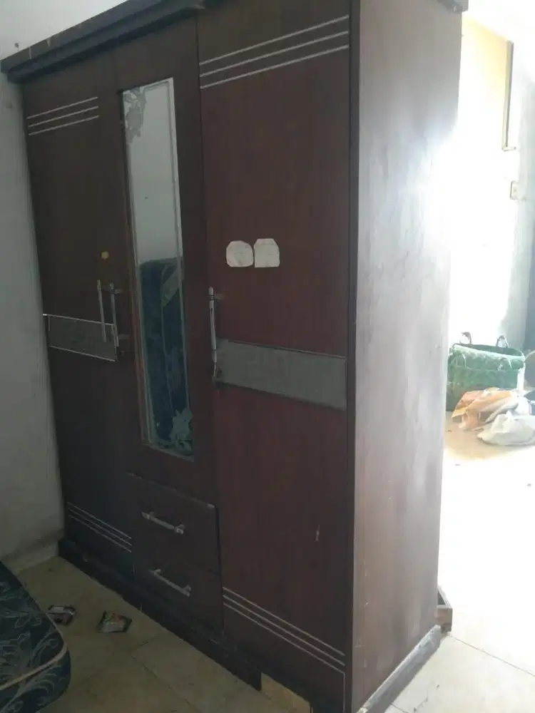 lemari kayu pakaian