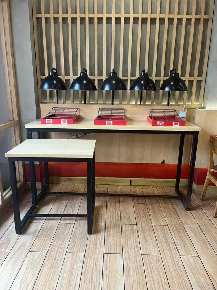 Meja display makanan dan lampu