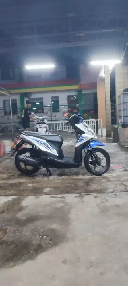 Motor Beat warna Biru Putih