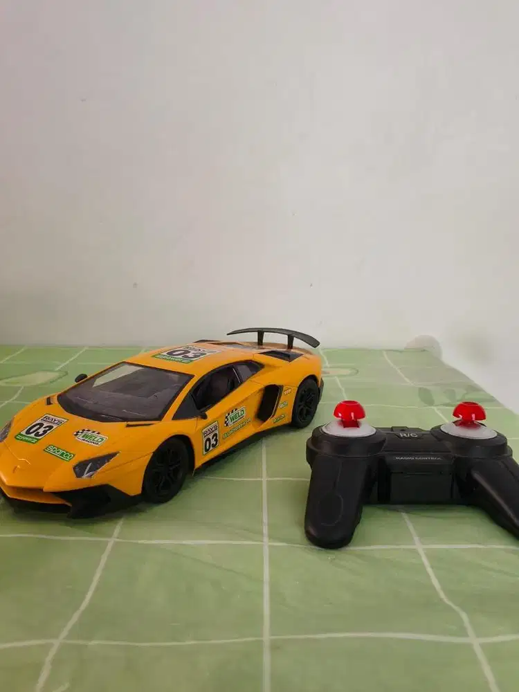 Mainan mobil Remote Control (RC)