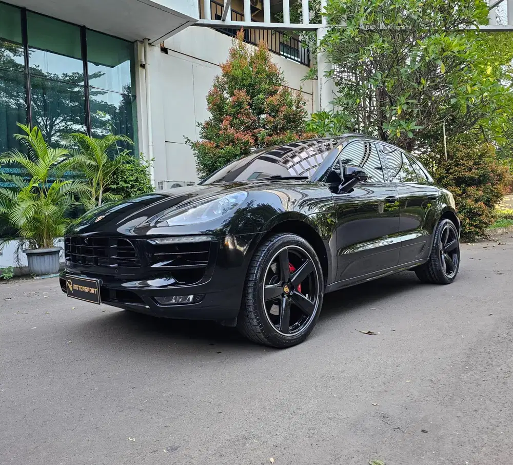 (Full Options) Porsche Macan S 2016 GTS Low KM Record