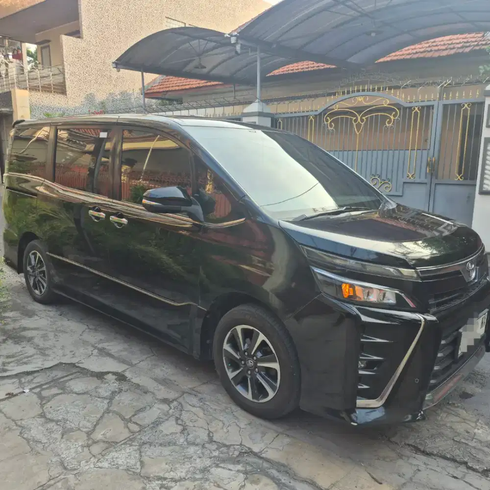 TOYOTA VOXY 2.0 AT 2018