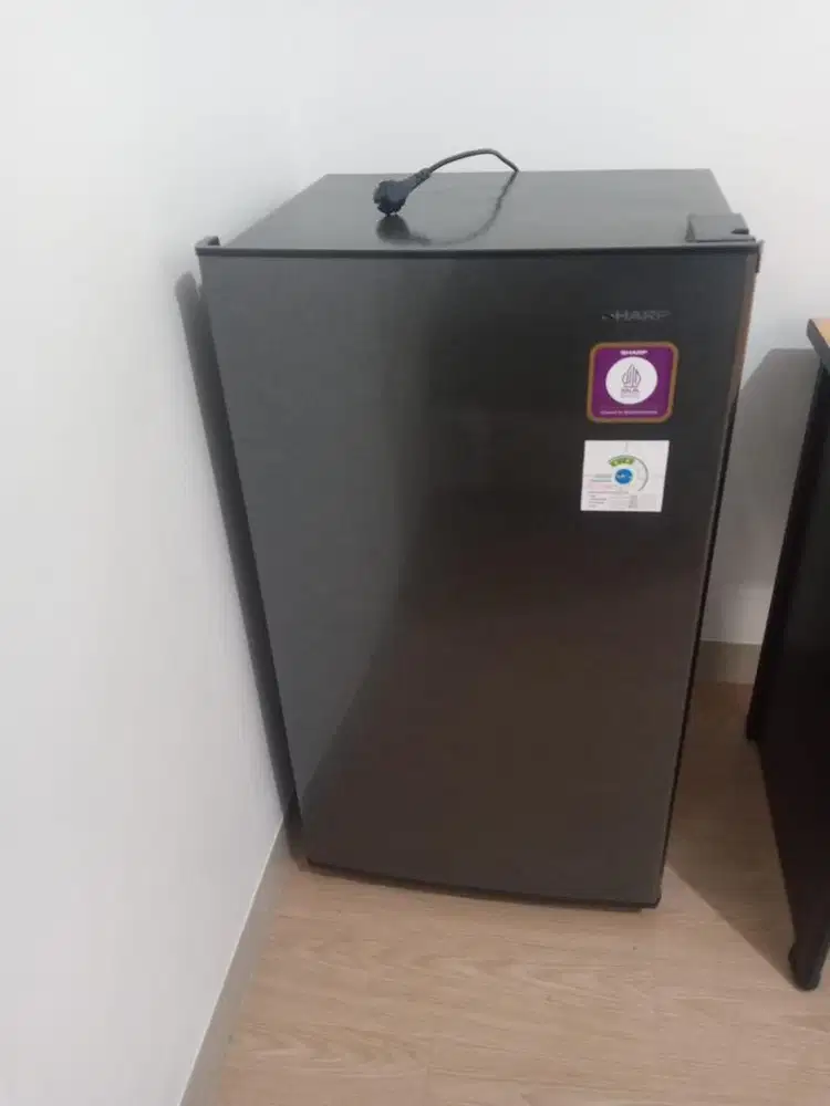 Kulkas 1 pintu sharp kondisi mulus