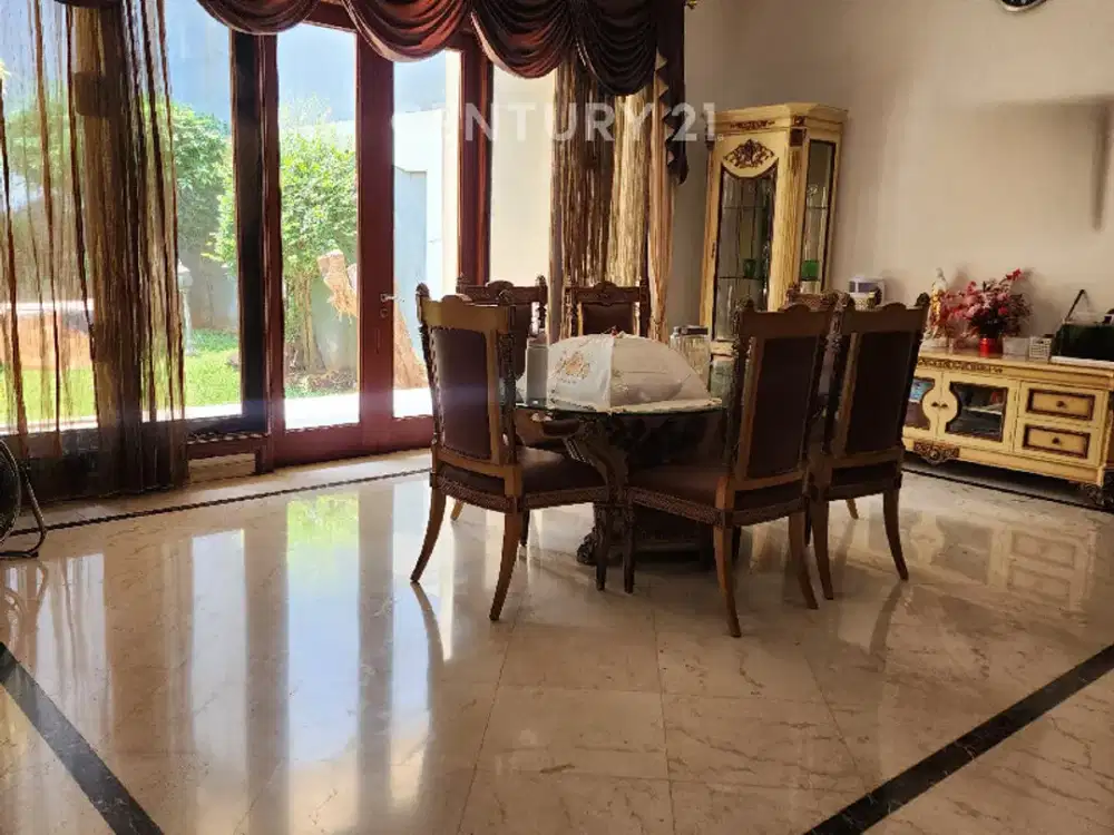 Rumah Klasik Super Luas Di Jalan Raya Ramai