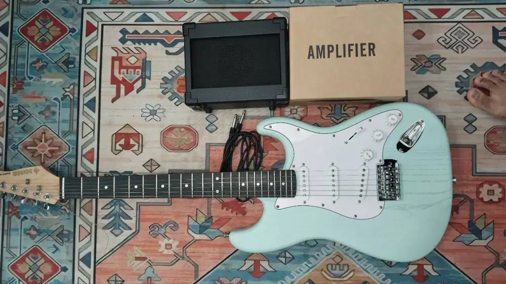 Gitar listrik elektrik Donner DST80