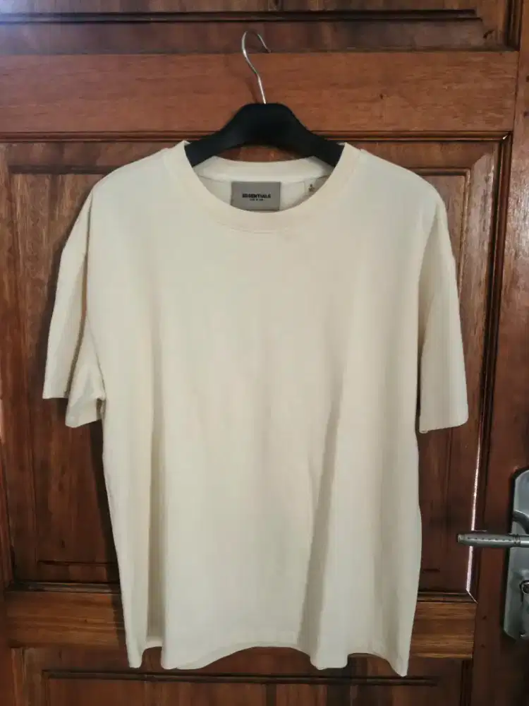 Kaos essentials baru hanya lepas tag