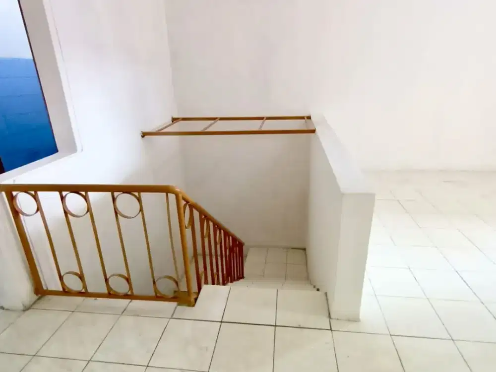 Disewakan ruko 2lt, pusat kuliner ramai pengunjung, spot usaha paling hidup di Harapan Indah. Bekasi.